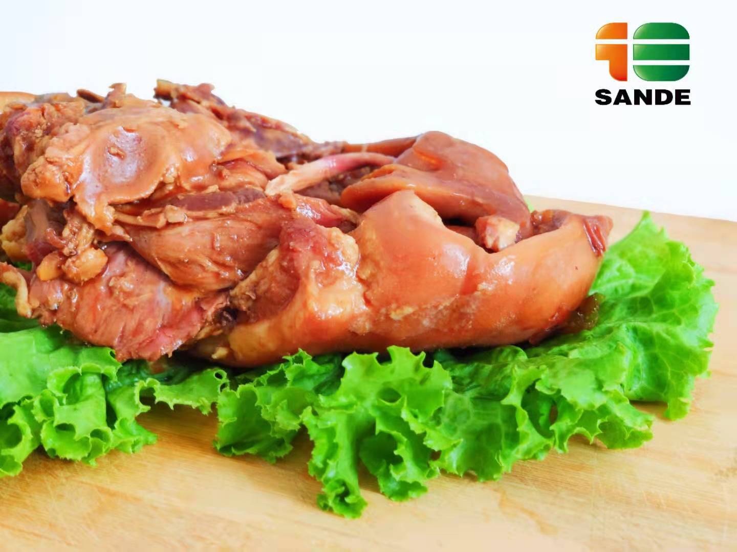 烟台三德食品有限公司生产的特色脱脂烧肉是一道美味的佳肴，它的口感独特且丰富。